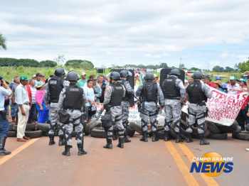 Rodovias que estavam bloqueadas por sem-terra são liberadas em MS Na BR-060 desbloqueio ocorreu após chegada da Tropa de Choque. (Foto: João Garrigó)