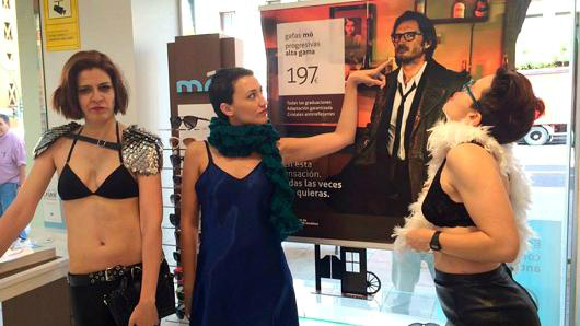 Por que um grupo de mulheres saiu de lingerie pelas ruas de Madri