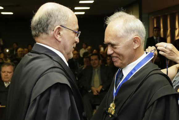 O ex-presidente do Tribunal de Contas da União, Aroldo Cedraz, empossa o novo presidente Raimundo Carreiro  Foto: Divulgação