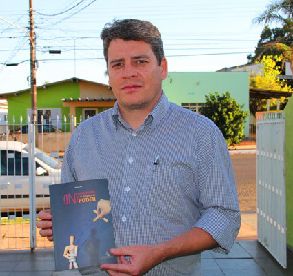 Fetems recebe lançamento do livro sobre violência nas escolas de MS Fetems recebe lançamento do livro sobre violência nas escolas de MS