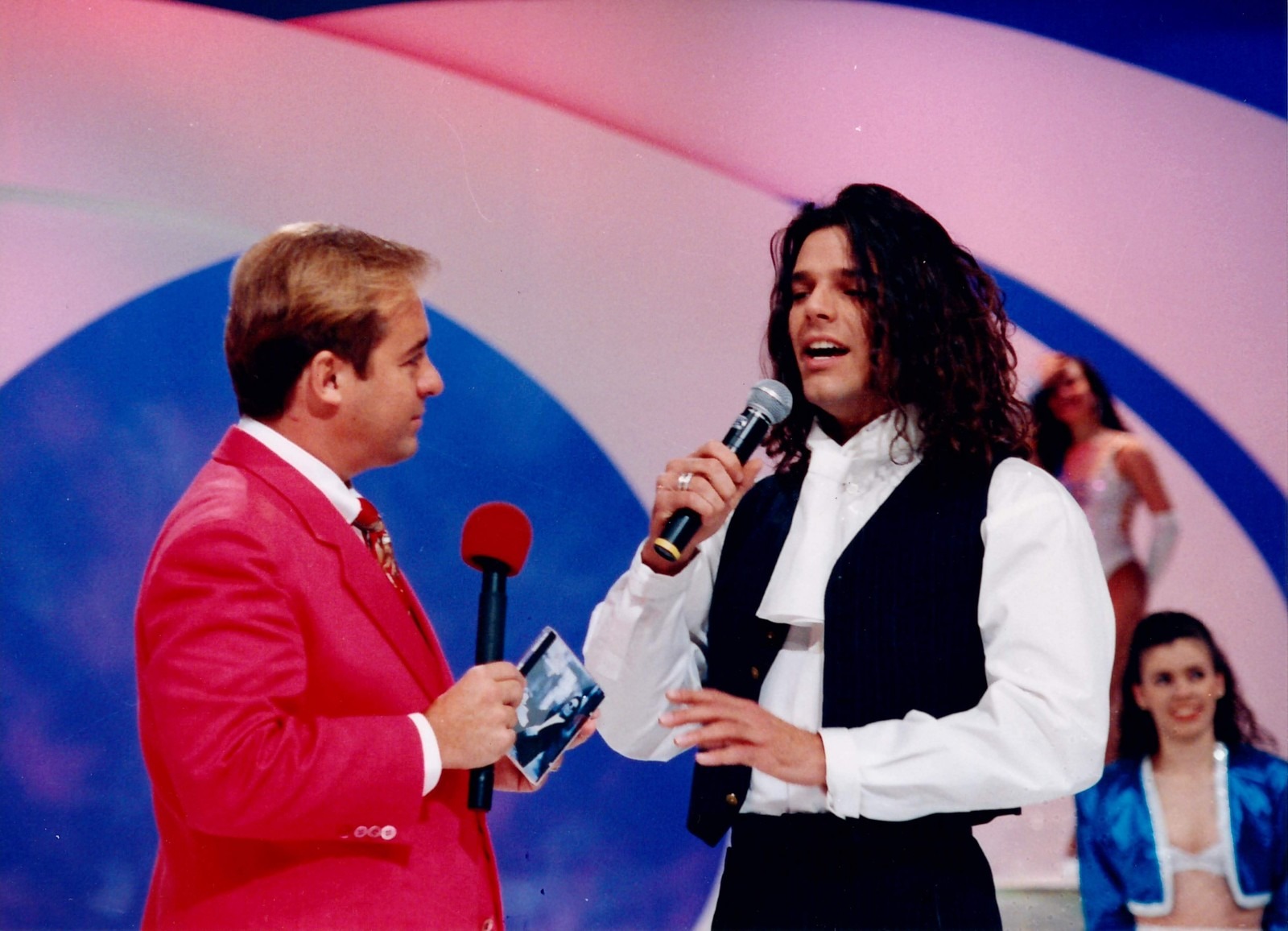Gugu Liberato, um dos maiores nomes da TV brasileira, morre aos 60 anos Gugu Liberato conversa com Ricky Martin no 'Domingo Legal' — Foto: Moacyr dos Santos/Acervo do SBT