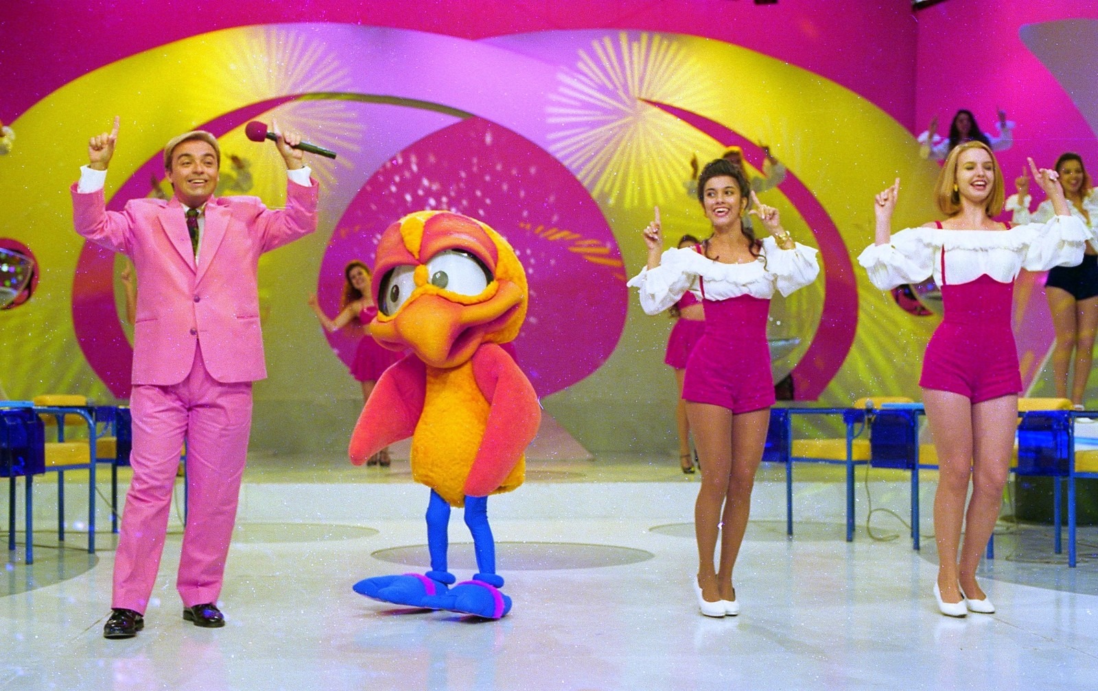 Gugu Liberato, um dos maiores nomes da TV brasileira, morre aos 60 anos Gugu Liberato dança com o 'Pintinho Amarelinho' no 'Domingo Legal' — Foto: Moacyr dos Santos/Acervo do SB