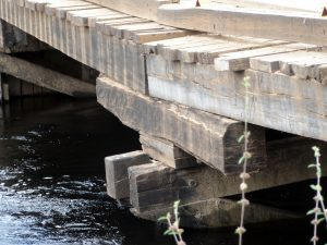 Ponte localizada na estrada do Parque foi afetada com as correntezas / Foto: Agesul