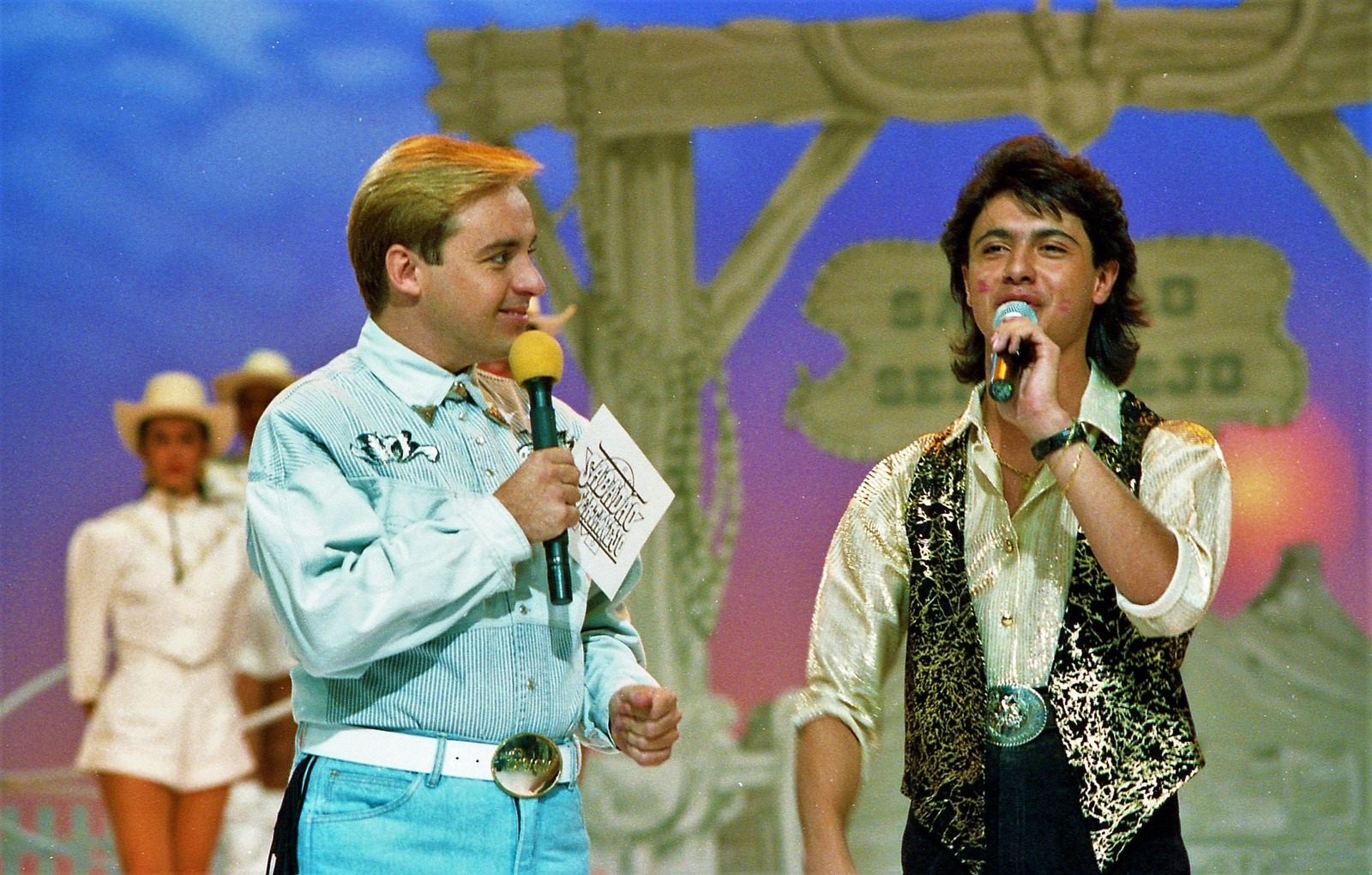 Gugu Liberato, um dos maiores nomes da TV brasileira, morre aos 60 anos Gugu Liberato e Marcelo Aguiar no 'Sabadão Sertanejo', em 1991 — Foto: Carlos Manfredo/Acervo do SBT