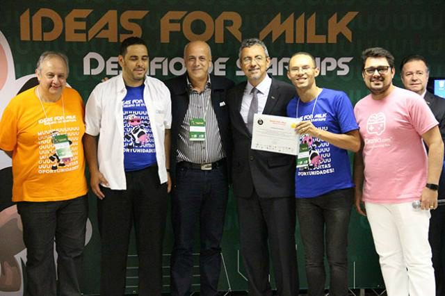 A equipe SCL Rota - Sistema de Coleta de Leite recebeu o prêmio como vencedora do Ideas for Milk do presidente da Embrapa, Maurício Lopes.Foto: Divulgação