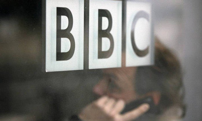 Repórteres da BBC pedem correção de salários desiguais Desde julho do ano passado, as funcionárias da emissora de financiamento público britânica têm protestado contra a diferença salarial / Foto: Divulgação