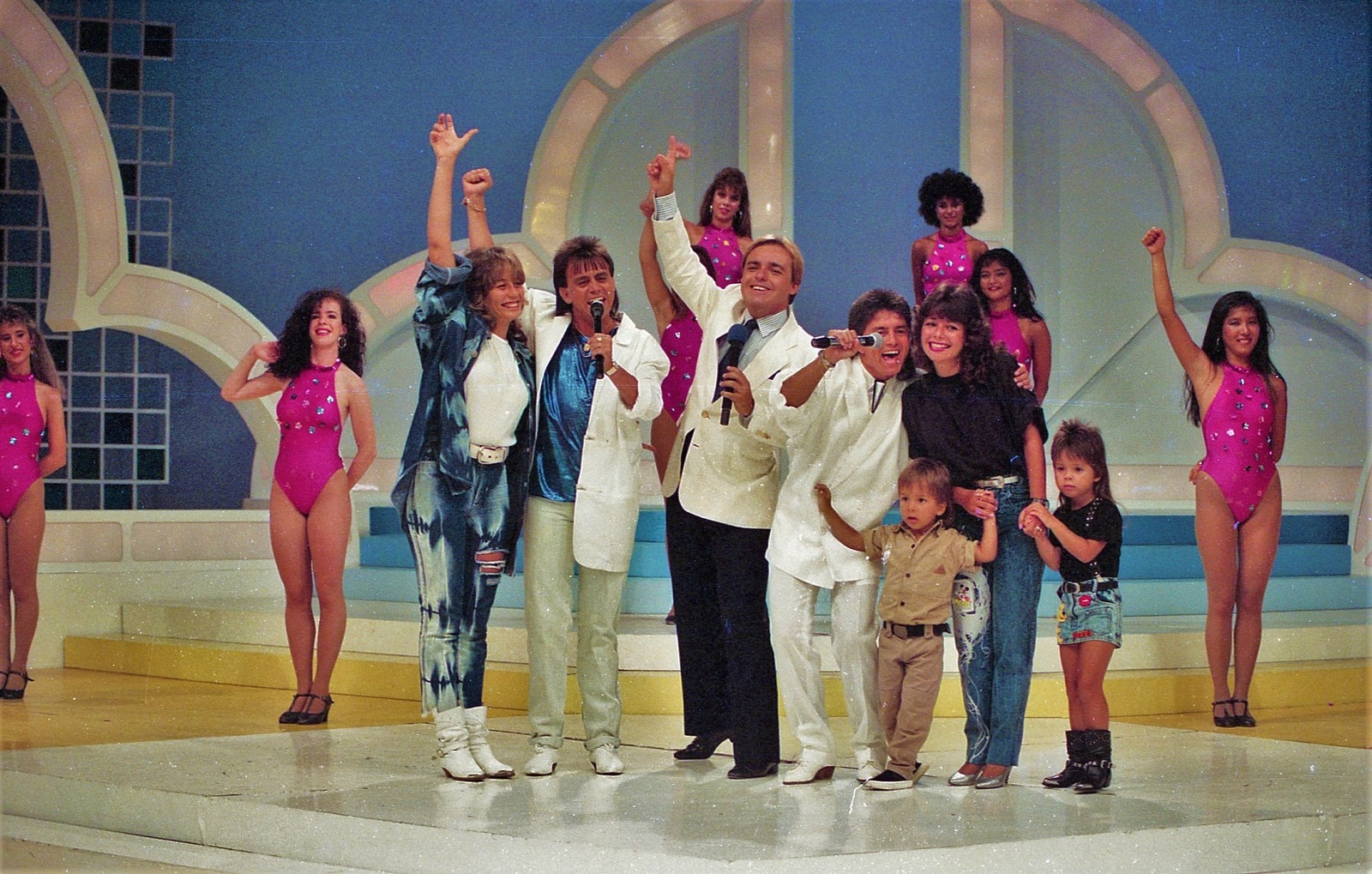 Gugu Liberato, um dos maiores nomes da TV brasileira, morre aos 60 anos Gugu Liberato (no meio) com Adenair Lima, Chitãozinho, Xororó, Noely Pereira, Júnior e Sandy no 'Viva a noite', em 1988 — Foto: Moacyr dos Santos/Acervo do SBT