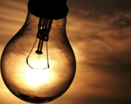 Falta de energia: consumidores podem pedir ressarcimento por prejuízos O consumidor deve, primeiramente, procurar a concessionária de energia elétrica que abastece a região