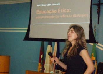Programa da UEMS de valorização do magistério promove palestra sobre ética A palestrante e professora mestre em filosofia Sirley Tedeschi.