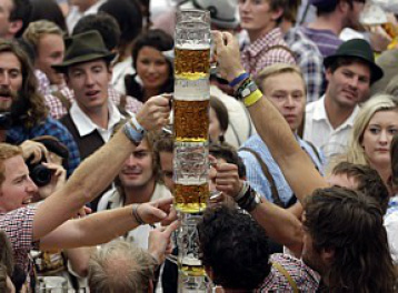 Jovens celebram na cerimônia de abertura - Matthias Schrader/AP