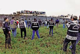 Agentes penitenciários são libertados após fim de rebelião em cadeia do Paraná