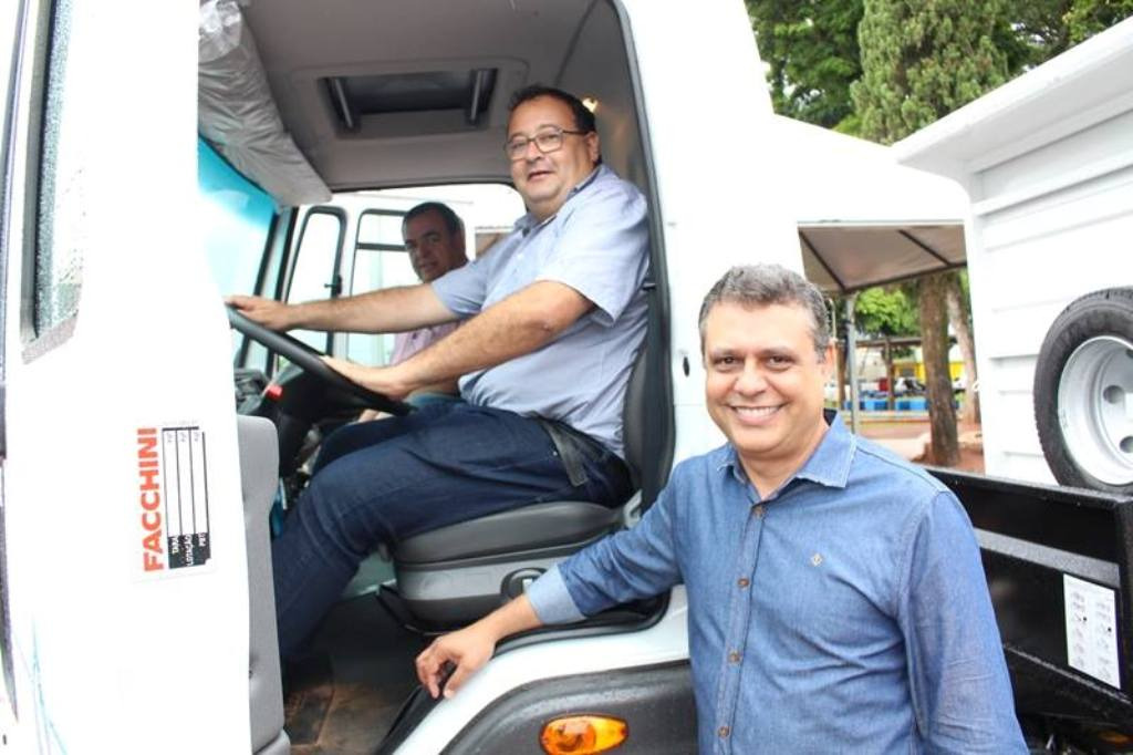 O prefeito de Amambai, Dr. Bandeira e o presidente da Câmara, Dilmar Bervian,  acompanharam a entrega do veículo / Foto: Decom