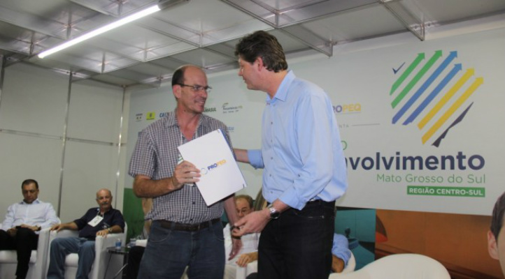 Prefeito de Amambai participa da entrega de licenças ambientais em Dourados Sérgio Barbosa e Jaime Elias Verruck – Secretário de Estado de Meio Ambiente e Desenvolvimento Econômico.