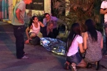 Empresário e tatuador são assassinados em Ponta Porã Corpo de tatuador e familiares aguardando a retirada do corpo do local / Foto: Adilson Domingos
