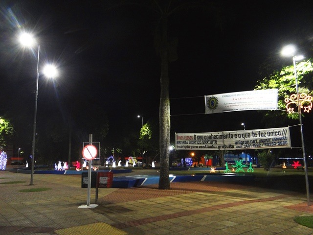 Imagem da Semana: poluição visual Faixa na praça central polui o visual do espaço público.