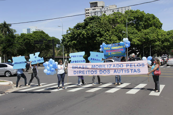 Pais se mobilizam para pedir aprovação de lei que garante direitos dos autistas