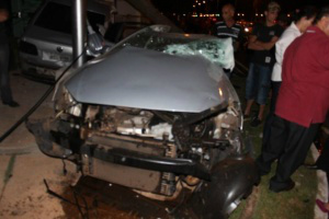 Com o impacto do Polo no poste, o carro ficou dividido ao meio. (Foto: Samuel Magela)