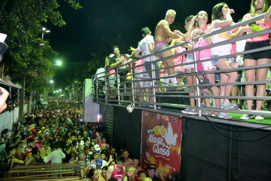Bloco do Chupeta atraiu 20 mil pessoas acompanhando o trio elétrico do Afoga o Ganso, que terá show com Chiclete com Banana neste sábadoFoto: Divulgação