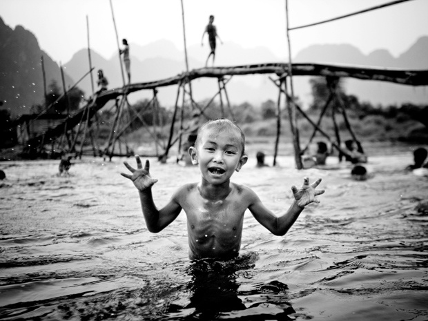 Menino brinca em um rio em Laos. (Foto: Danny Griffin/National Geographic Photo Contest)
