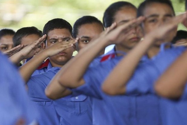 Como funcionam as escolas militarizadas que o governo vai financiar Nas escolas militarizadas, estudantes são submetidos a um controle estrito de costumes, incluindo cortes de cabelo e uso de acessórios (Foto: Marcelo Camargo/Agência Brasil)