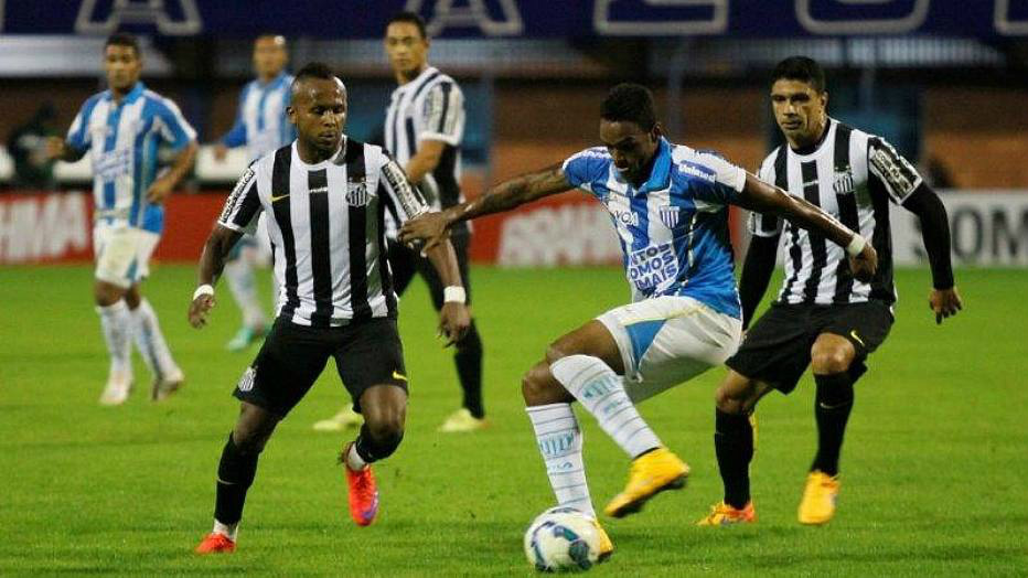 Mesmo saindo na frente com Robinho, o Santos não segurou o resultado e levou o empate do Avaí, na Ressacada, na estreia de ambas as equipes pelo Campeonato Brasileiro (Jamira Furlani/Divulgação)