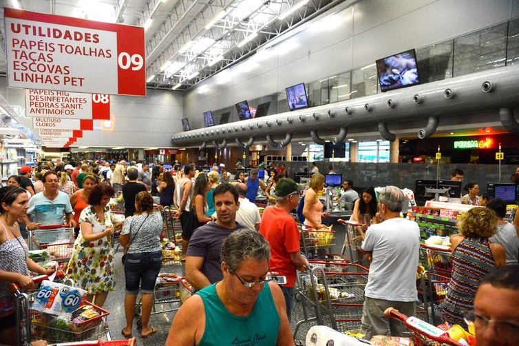 Inflação fica negativa em 0,21%; é a menor taxa para novembro de desde 94 Queda de preços de 0,21% em novembro beneficia consumidores. Em 12 meses, inflação acumula 4,05% (Arquivo/Tânia Rêgo/Agência Brasil)