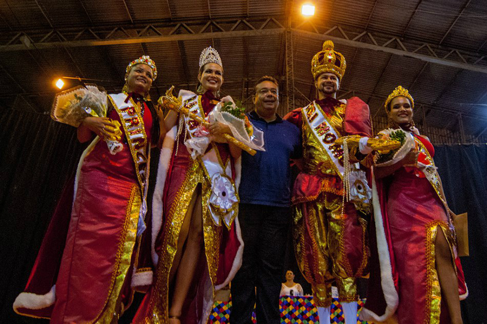 Coroação da corte de momo, pelo prefeito Ruiter Cunha, aconteceu na noite desta quinta-feira, no clube CorumbaenseFoto: Divulgação