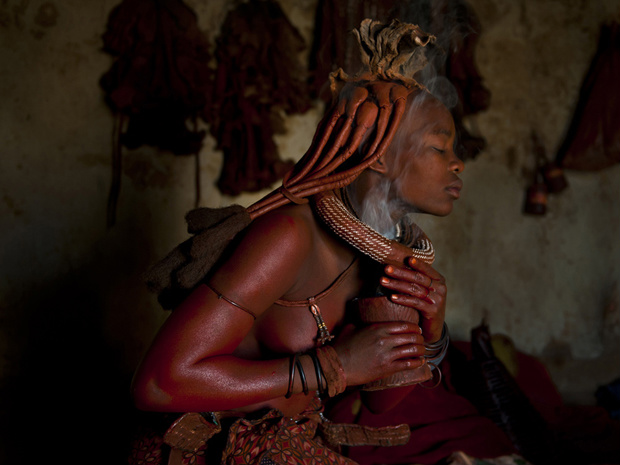 Mulher da etnia himba, na Namíbia. (Foto: Dominique Brand/National Geographic Photo Contest)