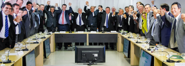 Em busca de apoio, Temer afaga o agronegócio Presidente interino reunido com membros da bancada ruralista no Congresso, durante almoço com a Frente Parlamentar Agropecuária (FPA) / Foto: Divulgação