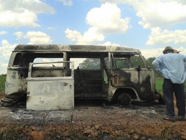 Veículo foi completamente destruído pelo fogo. (Foto: JP News)