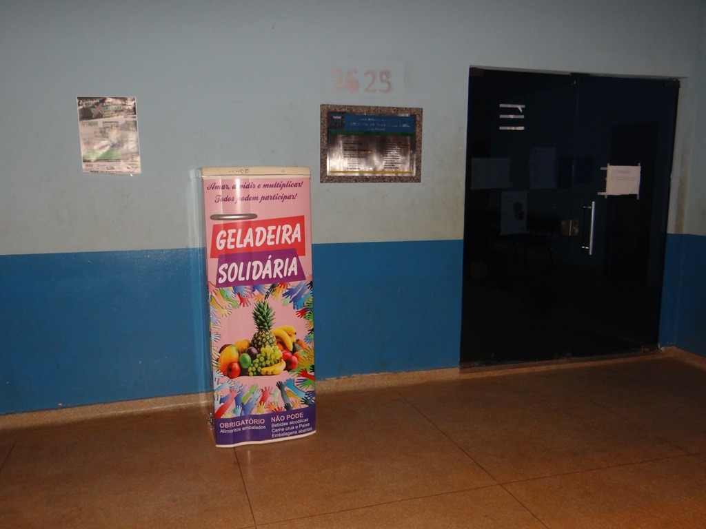 A Geladeira Solidária está instalada em frente ao prédio da secretaria municipal de Assistência Social / Foto: Moreira Produções