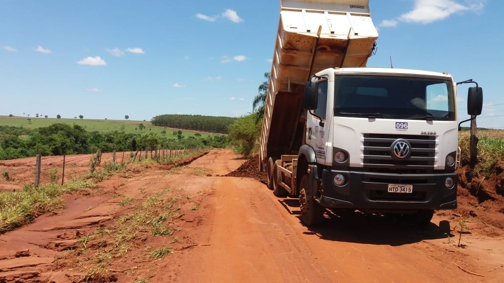 Prefeitura realiza serviços de manutenção nas estradas rurais Foto: Decom