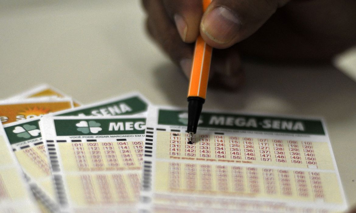 Mega-Sena pode pagar hoje (21) prêmio de R$ 75 milhões © Marcello Casal Jr./Agência Brasil