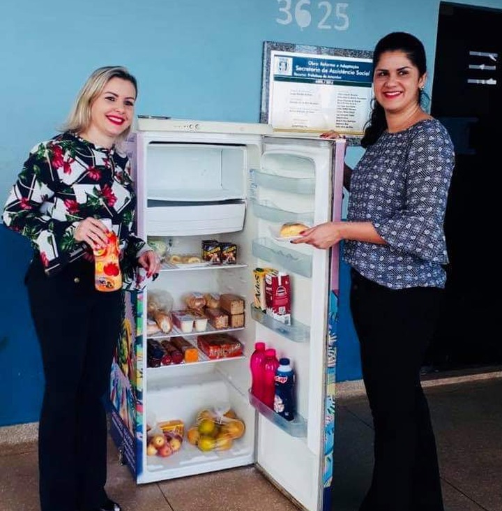 Janete e a moradora, Ednéia Wahys, que sugeriu a implantação da Geladeira Solidária / Foto: Divulgação
