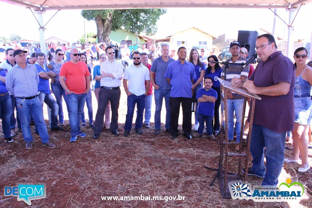 Prefeito Dr. Bandeira durante lançamento do projeto Retier, no Residencial dos Ipês, realizado na quinta-feira (6) / Foto: Decom