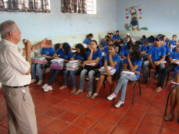 Almiro Pinto Sobrinho na palestra na escola Cel. Felipe.