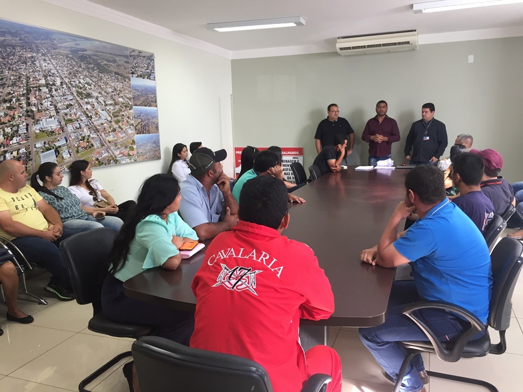 Secretário Municipal de Habitação David Nicoline, durante assinatura para construção de casas populares no Caiuás 2. A solenidade aconteceu na sexta-feira (7) / Foto: Decom