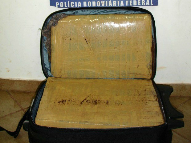 Dentro da mala foram encontrados 17 quilos de maconha (Foto: Divulgação/PRF)