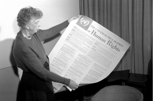 Eleanor Roosevelt segura a Declaração Universal dos Direitos Humanos. Foto: ONU