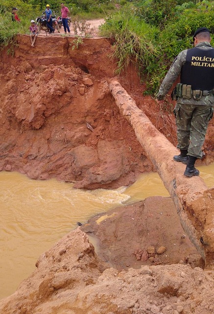 Seis pontes teriam sido destruídas com o rompimento da barragem, provocando o isolamento das famílias / Foto: Divulgação/Polícia Ambiental