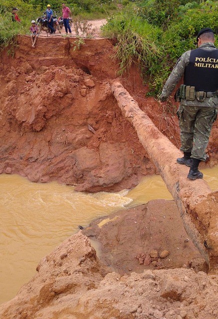 Em Rondônia, rompimento de barragem deixa 100 famílias isoladas Seis pontes teriam sido destruídas com o rompimento da barragem, provocando o isolamento das famílias / Foto: Divulgação/Polícia Ambiental