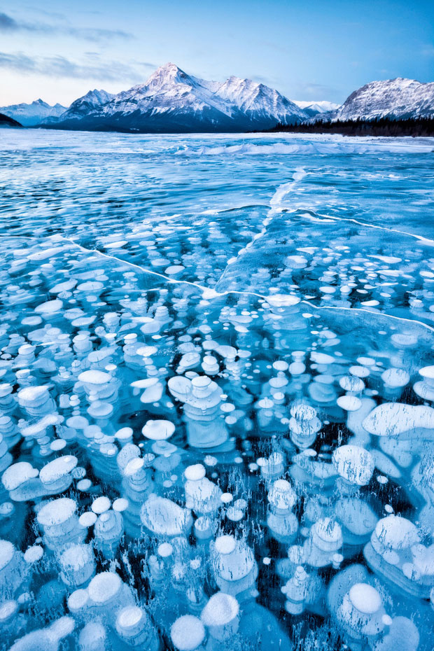 Bolas de gás ficam presas abaixo do solo congelado na parte canadense das Montanhas Rochosas. (Foto: Emmanuel Coupe/National Geographic Photo Contest)