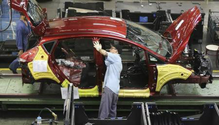 Produção de veículos do Brasil cresce 2,9% em janeiro Um funcionário trabalha em um carro da Ford em uma fábrica da companhia em São Bernardo do Campo, São Paulo.