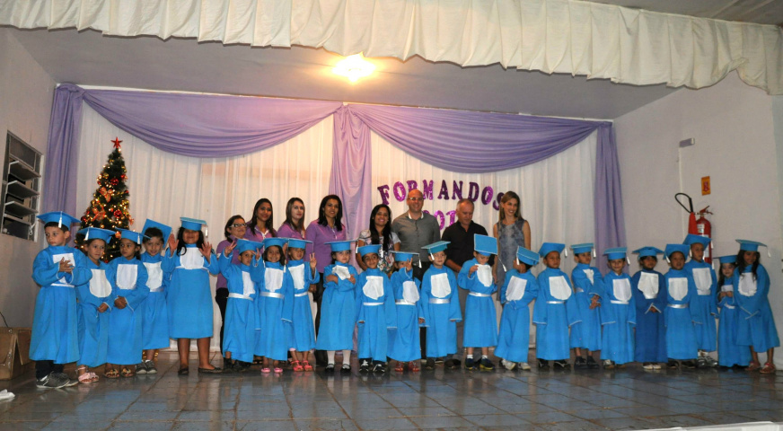Alunos da turma da Professora Jussara Kersting, juntamente com as autoridades presentes / Foto: Assessoria