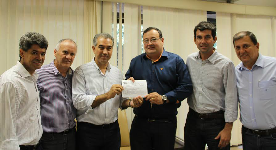  Deputado estadual Rinaldo Modesto, Vereador Roberto Dias, Governador Reinaldo Azambuja, Vice-prefeito de Amambai, Dr. Bandeira, Presidente do PSDB- Amambai, Christiano Bortolotto e Secretario da Casa Civil, Sérgio de Paula durante ato de filiação de Bandeira no PSDB / Foto: Assessoria
