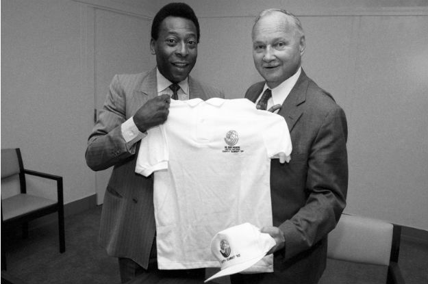 Secretário- Geral da Conferência da ONU sobre o Meio Ambiente, Maurice Strong, com o jogador de futebol Pelé em 1991. Foto: ONU/Milton Grant