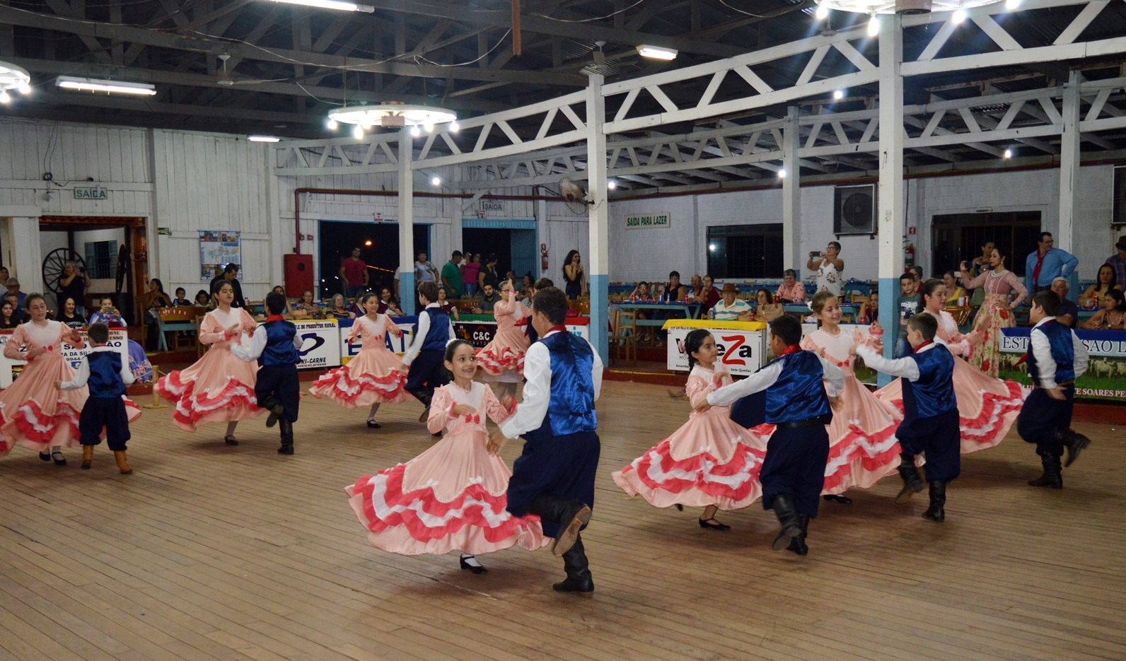 Talento e tradição marcaram noite de pré-estreia de invernadas no CTG de Amambai Foto: Moreira Produções