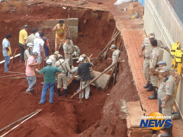 Trabalhadores são soterrados em obra de universidade Homens foram resgatados pelos Bombeiros. (Foto : Ítalo Milhomen)