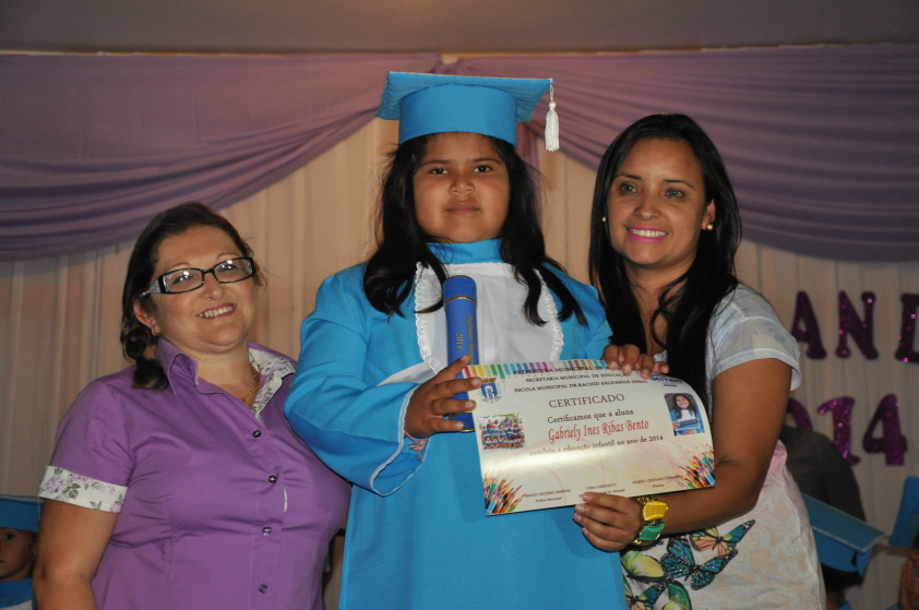 Celia Chaparro durante entrega do diploma para aluna da Escola Rachid / Foto: Assessoria