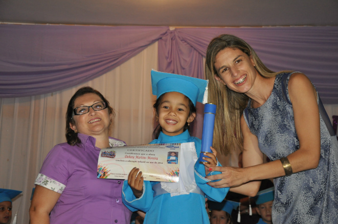 Liziana Teixeira, no ato representando a Secretária de Educação, Vera Lorensetti, realizando a entrega do diploma para formanda / Foto: Assessoria
